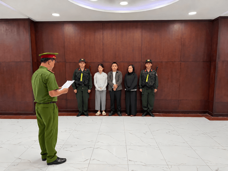 Khởi tố 
