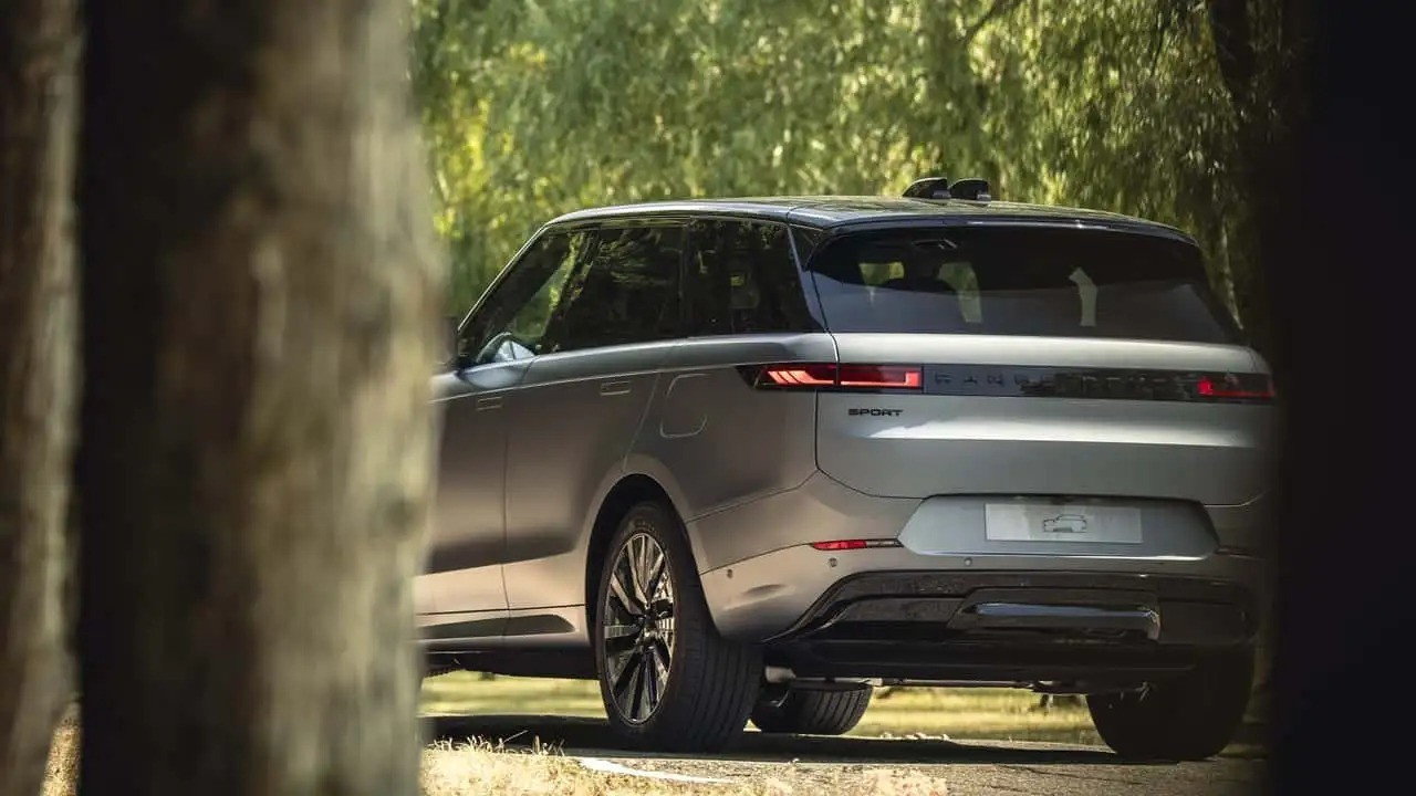 Range Rover Sport Electric: SUV điện công suất 542 mã lực, chạy 609 km/lần sạc - 2