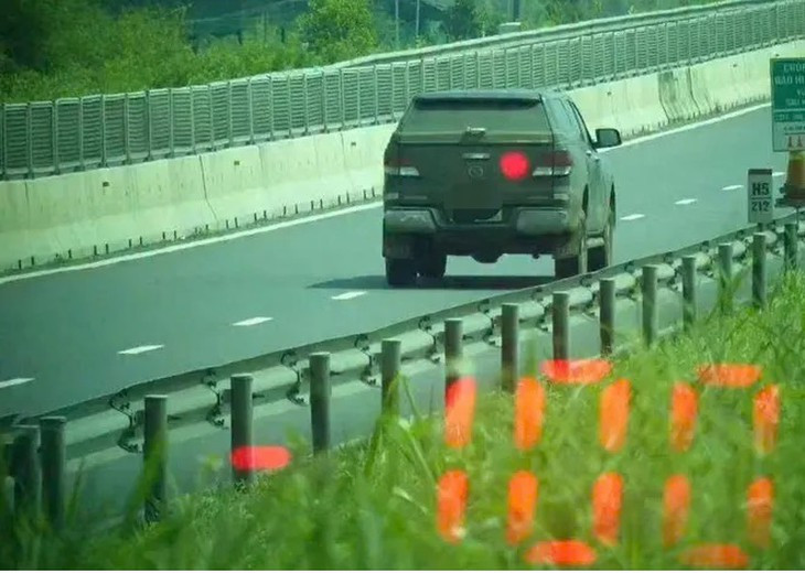 Phát hiện tài xế không có bằng lái vẫn chạy 100 km/giờ trên cao tốc- Ảnh 1.