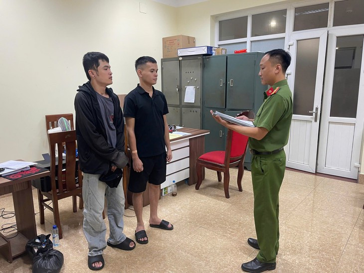 Khởi tố hai đối tượng thuê ô tô tự lái rồi mang đi cầm cố - Ảnh 1.