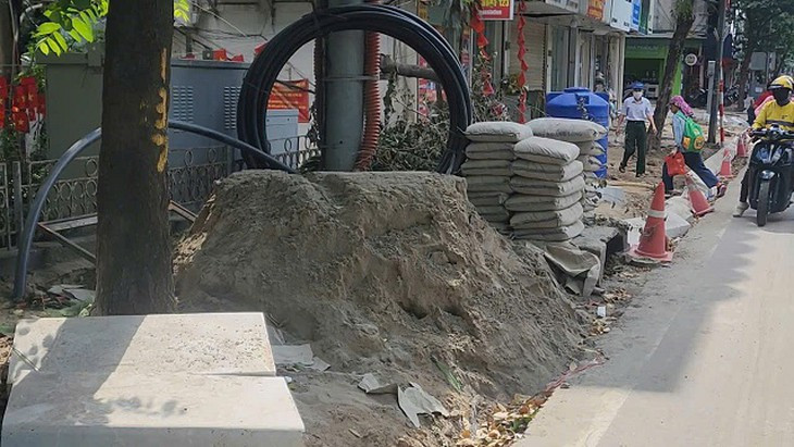 Đào vỉa hè đồng loạt, phố trung tâm Hà Nội thành ‘đại công trường’- Ảnh 5.