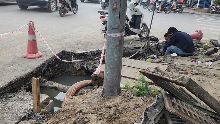 Đào vỉa hè đồng loạt, phố trung tâm Hà Nội thành ‘đại công trường’- Ảnh 7.