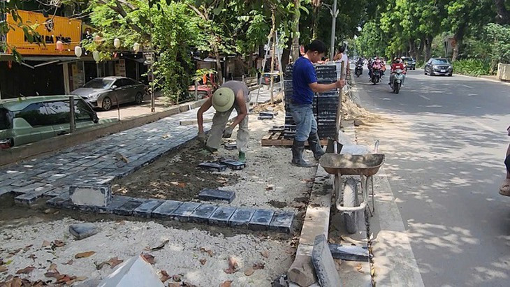 Đào vỉa hè đồng loạt, phố trung tâm Hà Nội thành ‘đại công trường’- Ảnh 2.