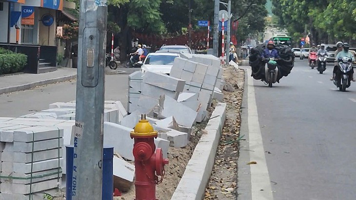 Đào vỉa hè đồng loạt, phố trung tâm Hà Nội thành ‘đại công trường’- Ảnh 4.