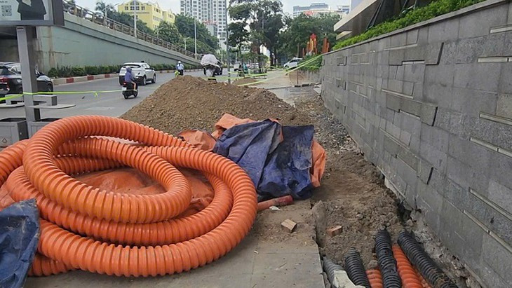 Đào vỉa hè đồng loạt, phố trung tâm Hà Nội thành ‘đại công trường’- Ảnh 1.