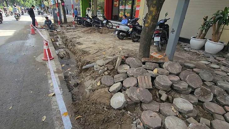 Đào vỉa hè đồng loạt, phố trung tâm Hà Nội thành ‘đại công trường’- Ảnh 8.