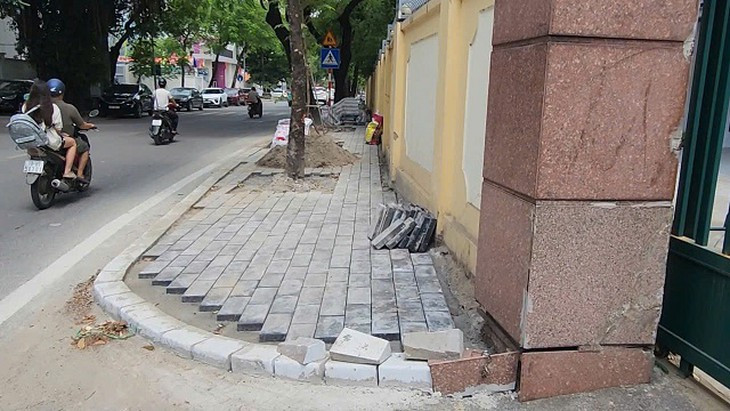 Đào vỉa hè đồng loạt, phố trung tâm Hà Nội thành ‘đại công trường’- Ảnh 15.