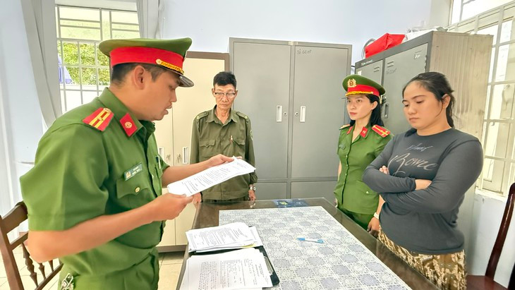 Bắt hai đối tượng bịa chuyện có thể giúp vay ngân hàng lãi thấp để lừa đảo - Ảnh 1.