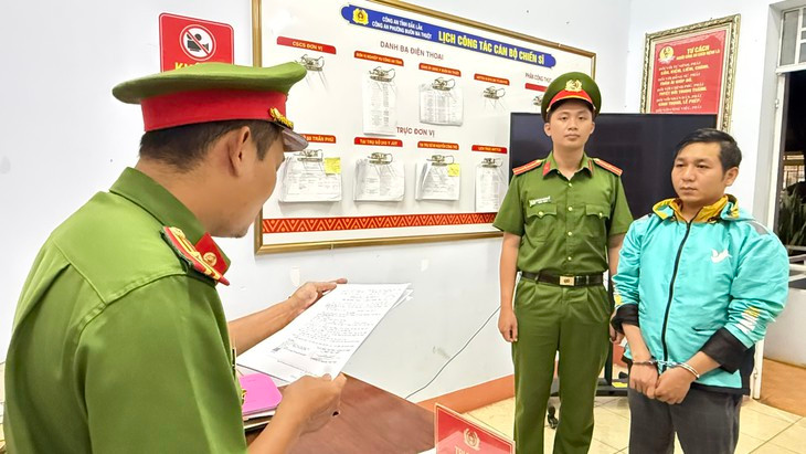 Bắt hai đối tượng bịa chuyện có thể giúp vay ngân hàng lãi thấp để lừa đảo - Ảnh 2.
