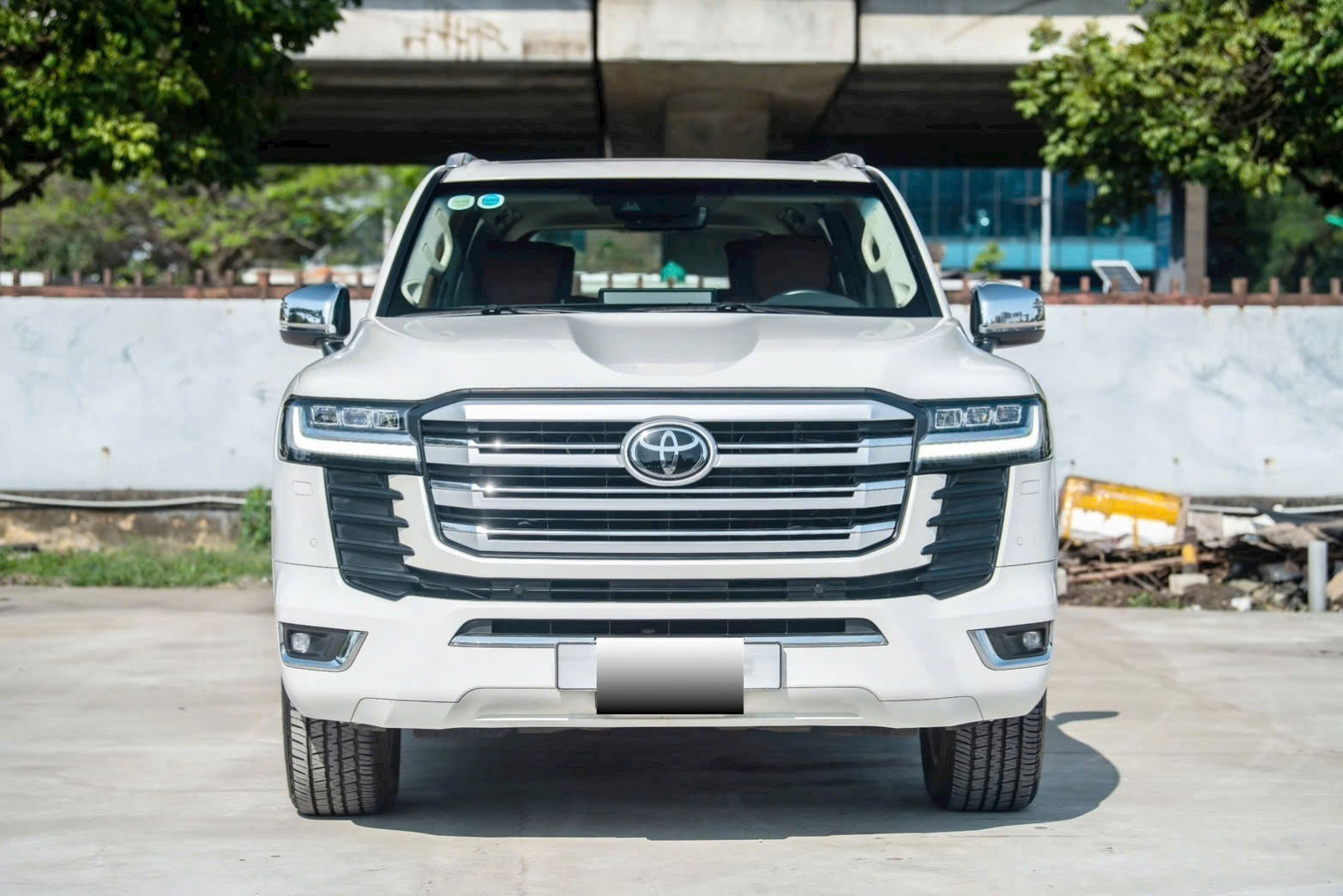 Toyota Land Cruiser LC300 sản xuất năm 2021, phiên bản nhập khẩu Trung Đông. Chiếc xe từng được showroom xe sang ở Cầu Giấy, Hà Nội mua vào với giá 5,3 tỷ đồng.