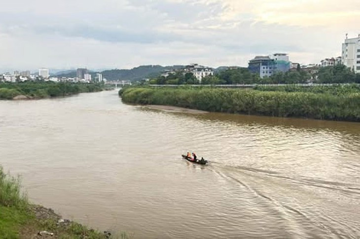 Thuyền chở đoàn kiểm lâm chìm trên sông Hồng, một người mất tích- Ảnh 1.