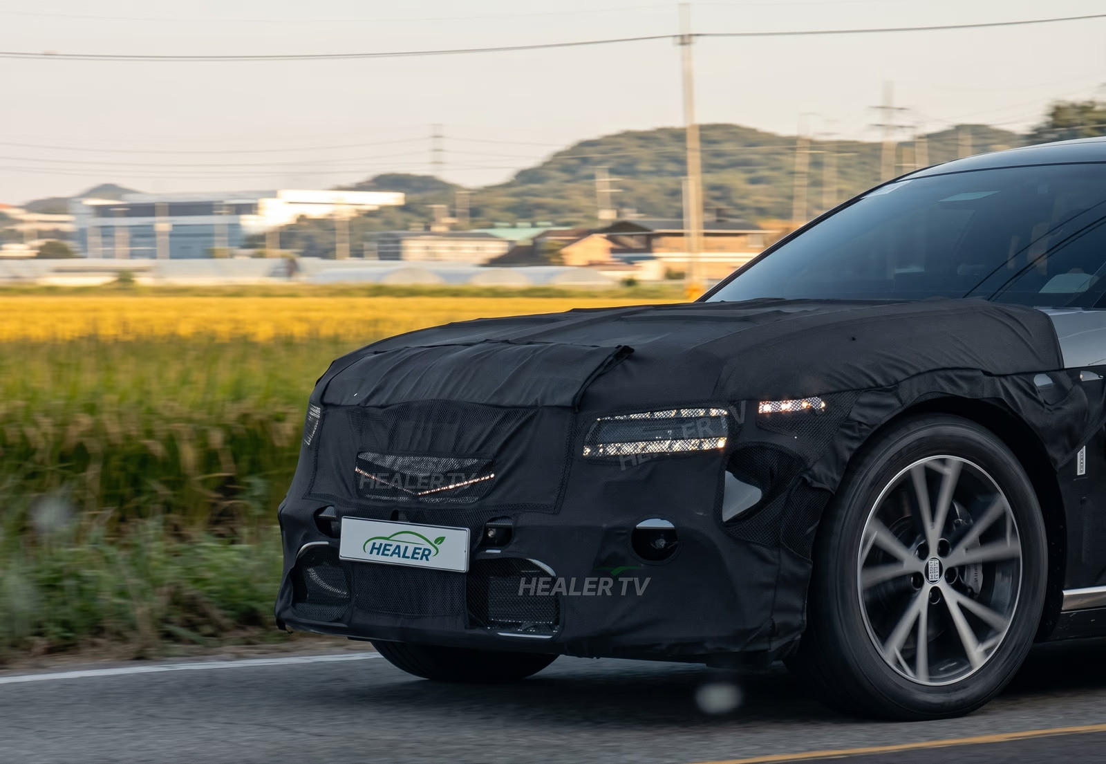 Nguyên mẫu Genesis G90 lộ diện trên đường chạy thử với lưới tản nhiệt phát sáng.