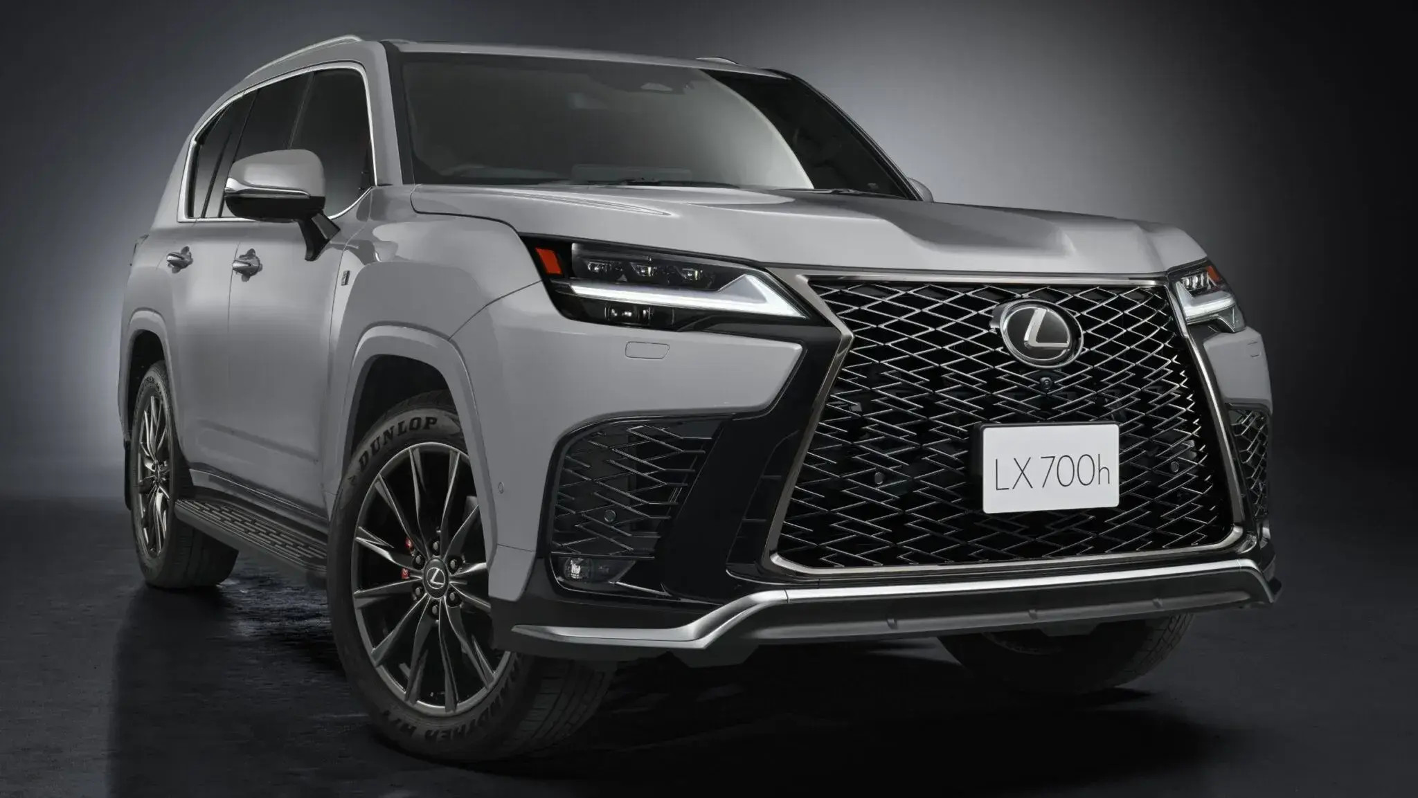 Lexus LX F Sport trong màu sơn Neutrino Gray.