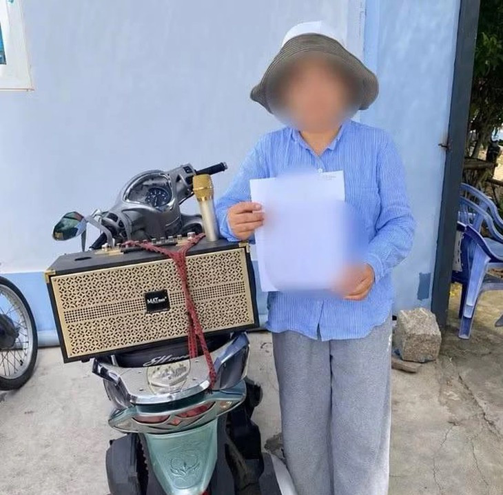 Mang loa đi đòi nợ, người phụ nữ bị mời làm việc- Ảnh 1.