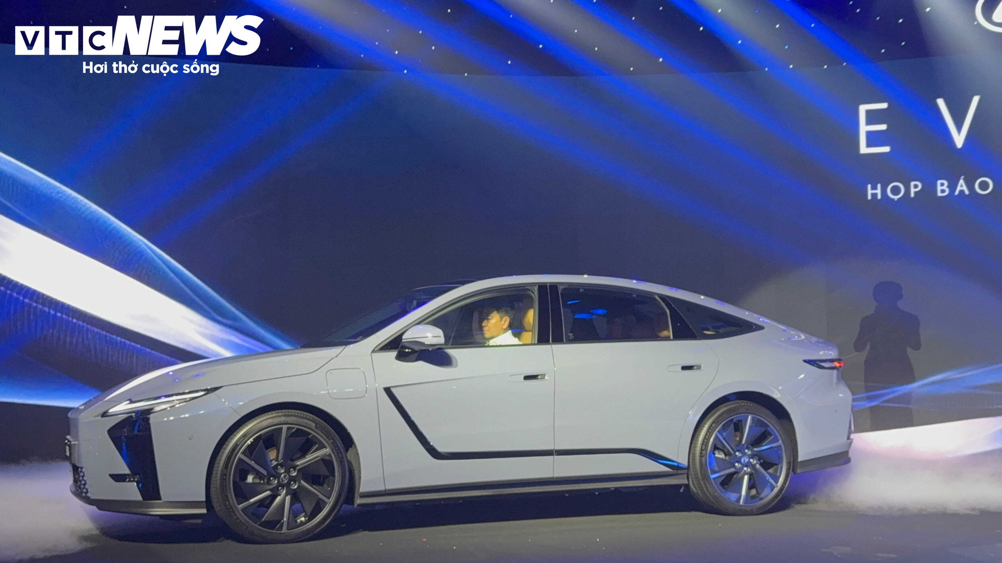 Cận cảnh Lexus ES thế hệ mới tại Việt Nam, giá từ 2,34 tỷ đồng - 4