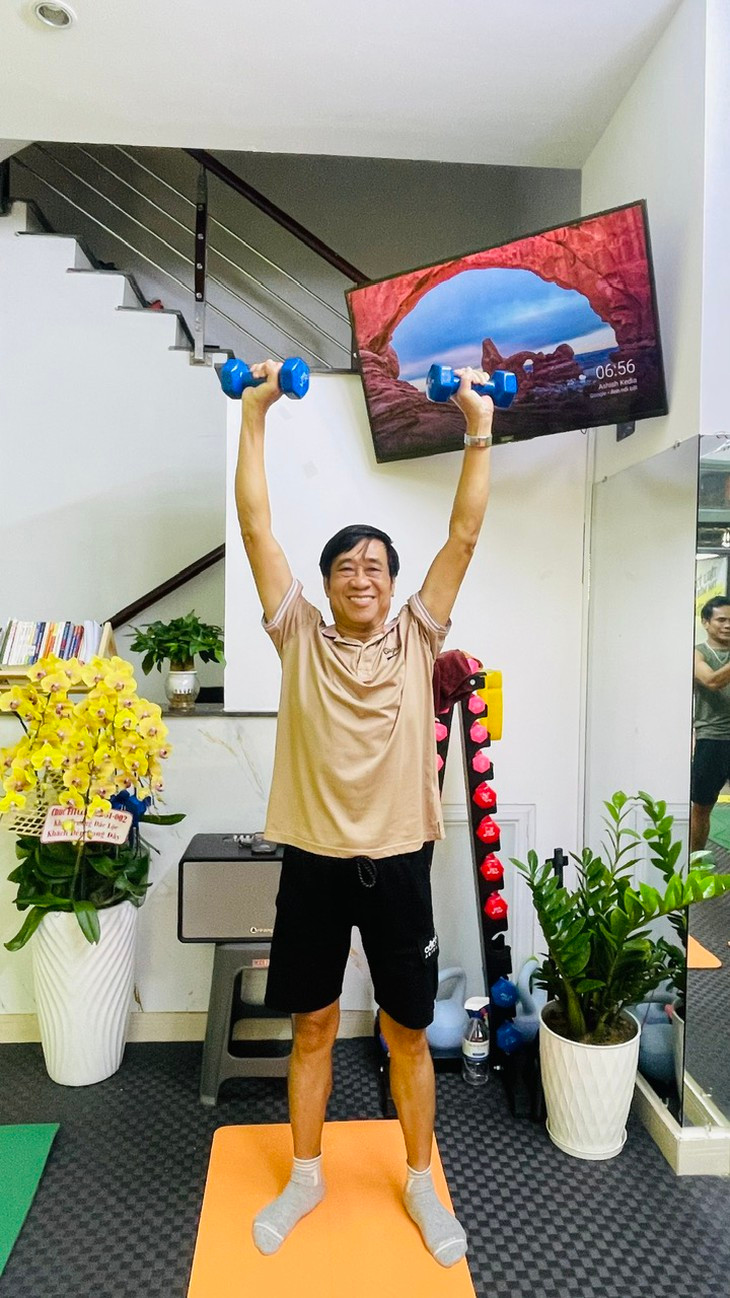 Hai cha con cùng thi Tôi khỏe đẹp hơn: Món quà sức khỏe gửi bố tuổi 65 - Ảnh 1.