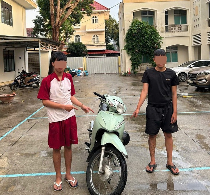 Phát hiện nhóm trộm cắp xe máy qua clip khiêu khích người đi đường- Ảnh 2.