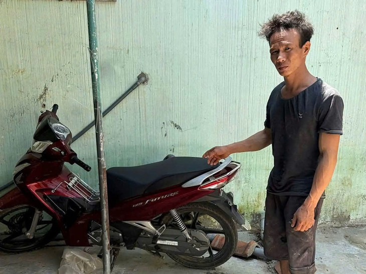 Bắt giữ kẻ dùng kéo đe dọa cướp xe máy giữa ruộng mía- Ảnh 1.