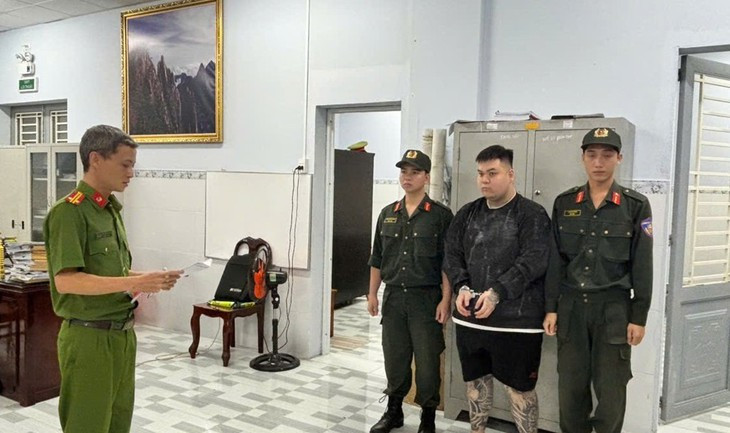 Mua súng trên mạng rồi bắn chủ nợ khi bị đòi tiền - Ảnh 1.
