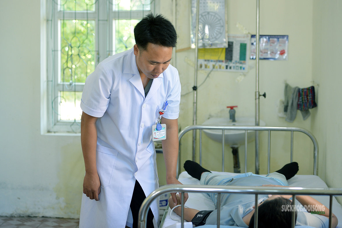 Theo chân bác sĩ vượt biển chăm sóc sức khỏe người dân đảo Vĩnh Thực- Ảnh 2.