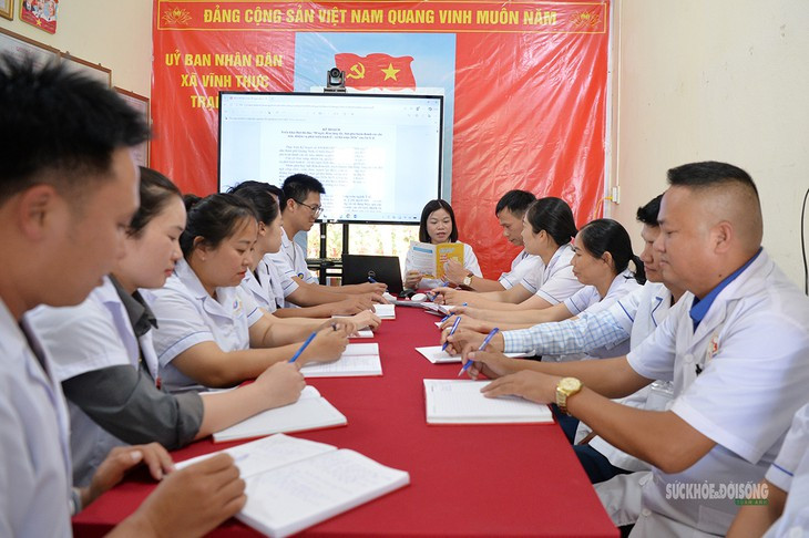 Theo chân bác sĩ vượt biển chăm sóc sức khỏe người dân đảo Vĩnh Thực- Ảnh 1.
