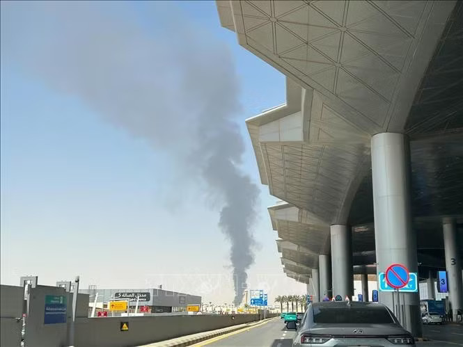 Vụ tấn công vào sân bay quốc tế của Saudi Arabia gây thương vong lớn- Ảnh 1. Vụ tấn công vào sân bay quốc tế của Saudi Arabia gây thương vong lớn- Ảnh 1.