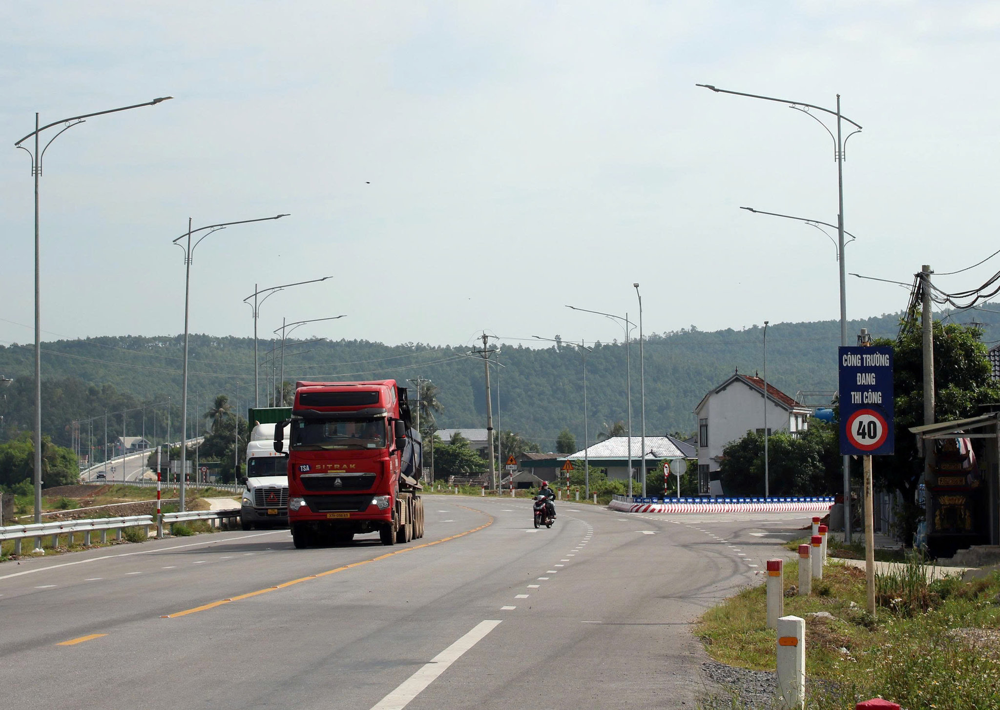 Đường ven biển rộng thoáng, vì sao nhiều đoạn chỉ được chạy 30 - 40 km/h? - Ảnh 1.