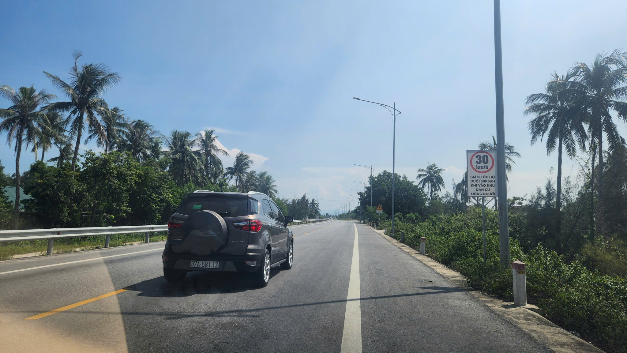 Đường ven biển rộng thoáng, vì sao nhiều đoạn chỉ được chạy 30 - 40 km/h? - Ảnh 2.