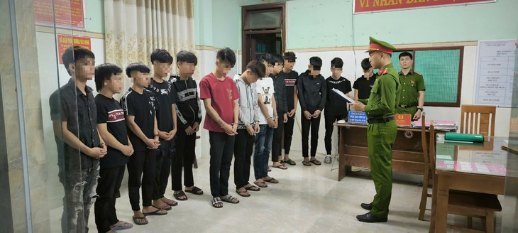Khởi tố 9 thanh thiếu niên tụ tập mang hung khí, gây rối trật tự công cộng - Ảnh 1.