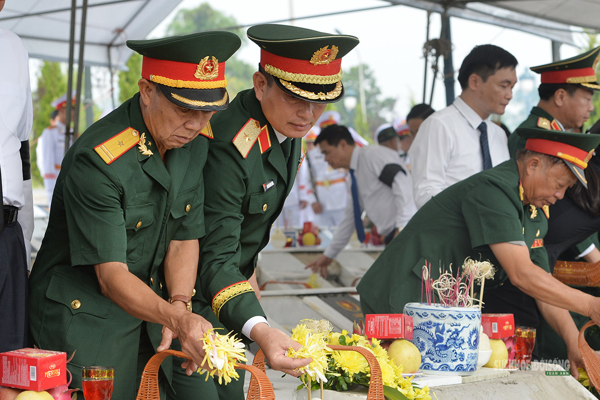 Trang nghiêm lễ truy điệu, an táng 93 hài cốt liệt sĩ tại Vị Xuyên - Ảnh 10.