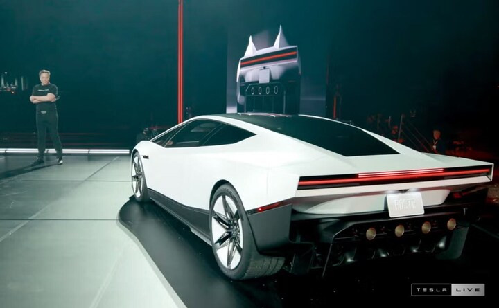 Video: Tesla Roadster - ô tô điện biết bay, xoay vòng trên không - 3