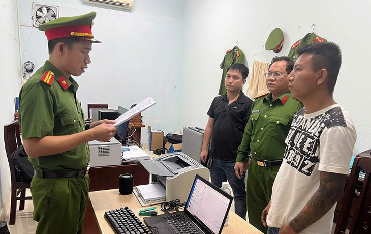 Mang kiếm đi tìm đối phương, đập phá tài sản rồi đăng Facebook thách thức - Ảnh 1.