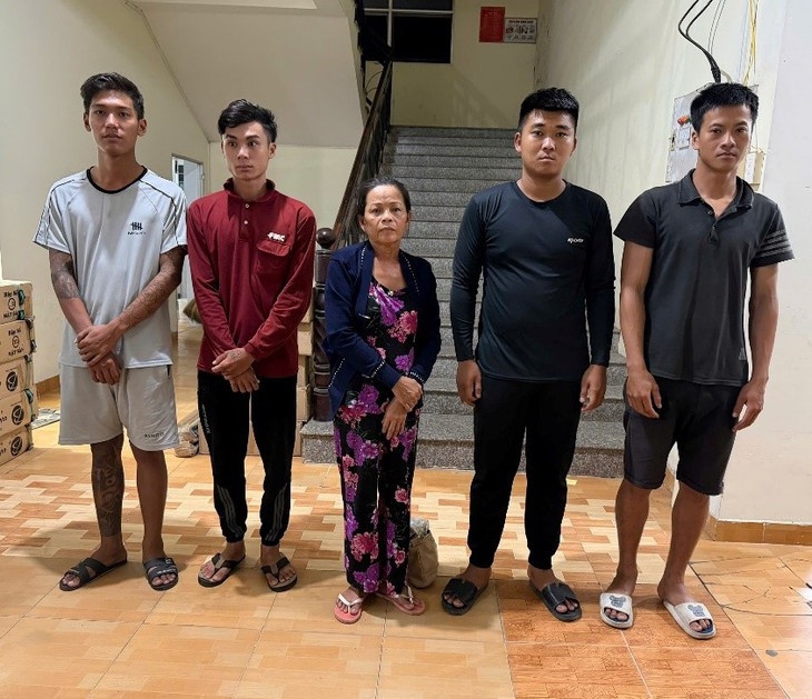 Thuê người chém chồng vi nghi ngờ 'ngoại tình'- Ảnh 1.