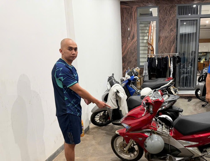Hành động bất ngờ của gã đàn ông sau khi trộm cắp đồng hồ tiền tỉ - Ảnh 1.