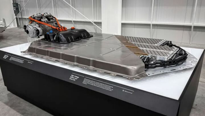 Xe có bộ pin dung lượng trên 100 kWh, sử dụng cell pin hình trụ 4680 của Tesla với những điều chỉnh về hóa học và hệ thống làm mát.