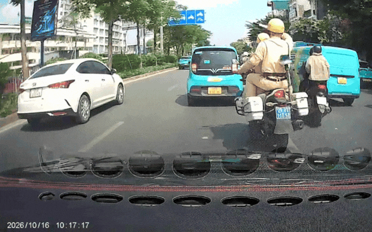 CSGT Hà Nội mở đường cho taxi chở nạn nhân tai nạn đến bệnh viện kịp thời - Ảnh 1.