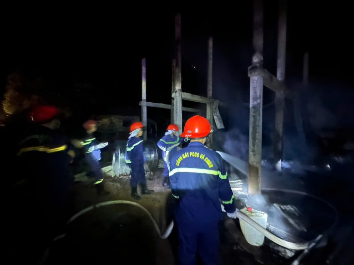 Hiện trường ngôi nhà sàn bị cháy rụi trong đêm ở Quảng Trị - Ảnh 1.