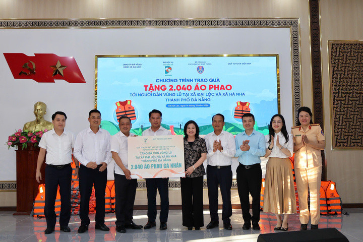 Quỹ Toyota Việt Nam trao tặng 2.040 áo phao cứu sinh cho người dân tại xã Đại Lộc và Hà Nha, thành phố Đà Nẵng.