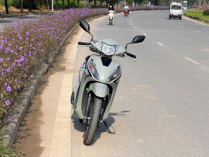 Sở hữu thiết kế thể thao nhỏ gọn và khả năng tiết kiệm nhiên liệu ấn tượng, Honda Vision giúp giới văn phòng giải quyết bài toán chi phí đi lại khi giá xăng biến động. (Ảnh: NVCC)