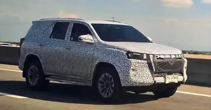 Toyota Fortuner thế hệ mới tiếp tục lộ ảnh chạy thử tại Thái Lan. (Nguồn: Kurdistan Automotive Blog)