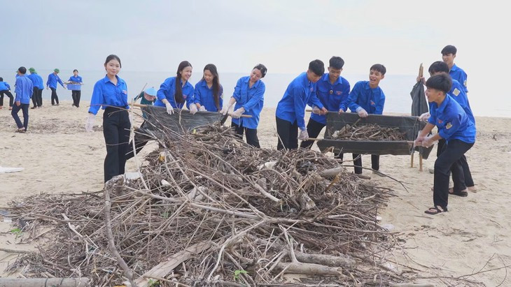 Hàng trăm người chung tay làm sạch bãi biển nổi tiếng của Quảng Trị- Ảnh 1.