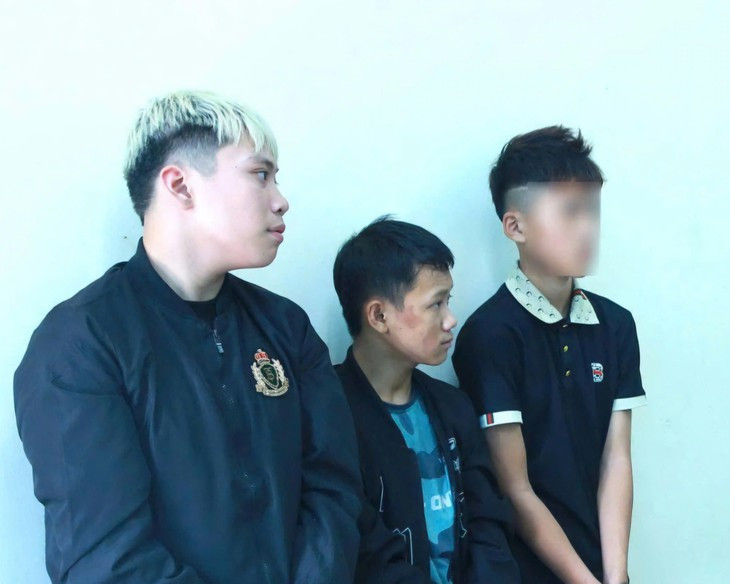 Thủ đoạn của 3 đối tượng đập phá kính hàng loạt ô tô để trộm tài sản- Ảnh 1.
