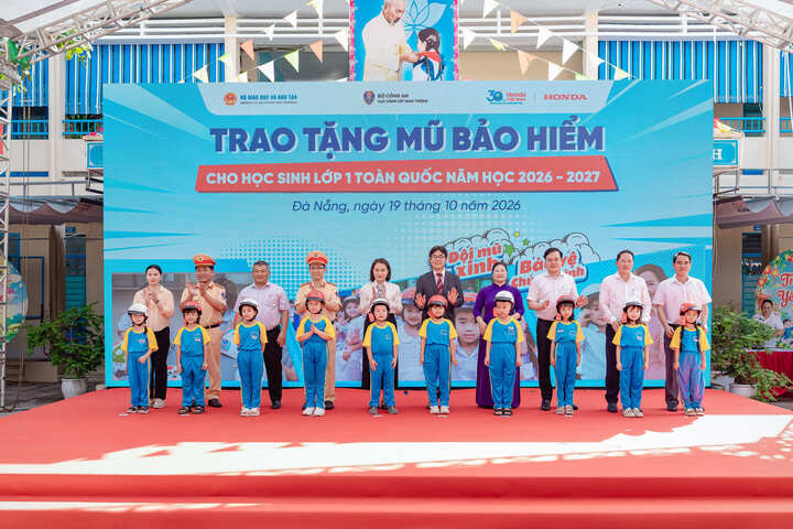 Học sinh và các bậc phụ huynh được đào tạo kỹ năng an toàn giao thông.
