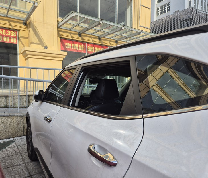 Thủ đoạn của 3 đối tượng đập phá kính hàng loạt ô tô để trộm tài sản- Ảnh 3.
