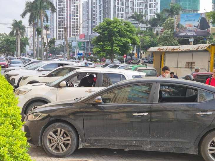 Thủ đoạn của 3 đối tượng đập phá kính hàng loạt ô tô để trộm tài sản- Ảnh 2.