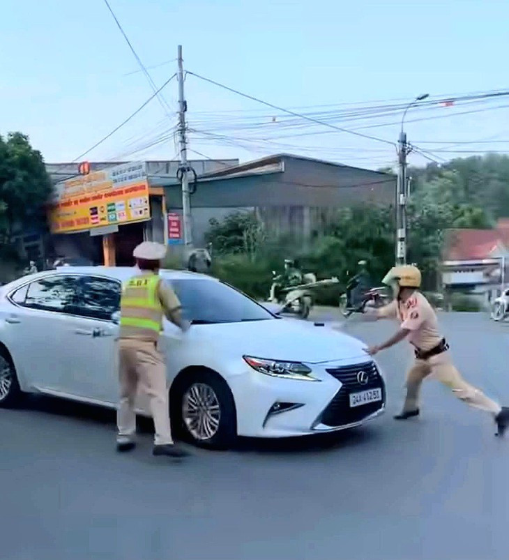 CSGT dừng xe vì chạy quá tốc độ, tài xế ô tô tăng ga bỏ chạy- Ảnh 1.