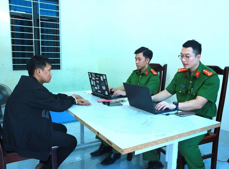 Thủ đoạn của 3 đối tượng đập phá kính hàng loạt ô tô để trộm tài sản- Ảnh 4.