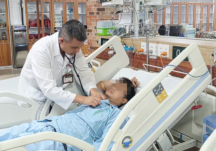 BV Bạch Mai hội chẩn toàn viện cứu 7 nạn nhân ngộ độc khí clo- Ảnh 1.