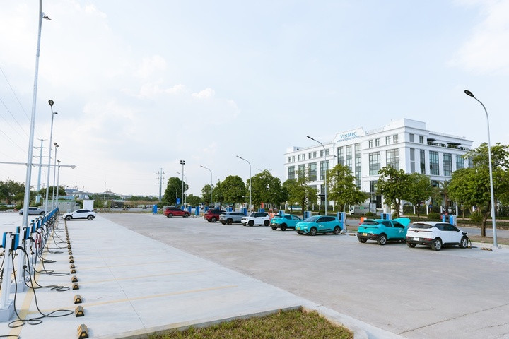 Mục sở thị trạm sạc ô tô điện lớn nhất Việt Nam tại Hà Nội - 1