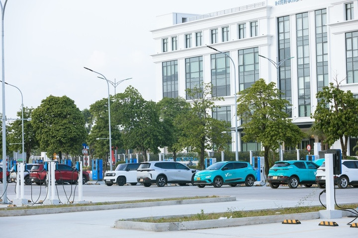 Mục sở thị trạm sạc ô tô điện lớn nhất Việt Nam tại Hà Nội - 3